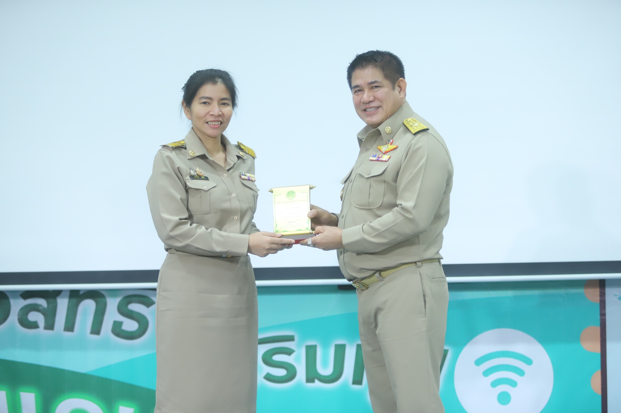 title - พิธีมอบโล่รางวัล พร้อมใบประกาศเกียรติคุณให้กับบุคคล และหน่วยงาน ในโครงการยกย่องเชิดชูเกียรติหน่วยงานและบุคคลที่ร่วมสร้างผลงานต้นแบบ สนับสนุนการปฏิรูปที่ดินเพื่อเกษตรกรรม ประจำปี พ.ศ. 2568 ของสำนักงานการปฏิรูปที่ดินเพื่อเกษตรกรรม (ส.ป.ก.)